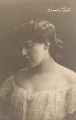 Frau in Bluse Frau in Bluse