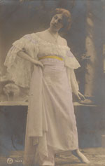 Frau im Rüschenkleid Frau im Rüschenkleid
