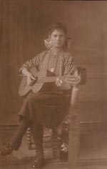 Frau spielt Gitarre Frau spielt Gitarre
