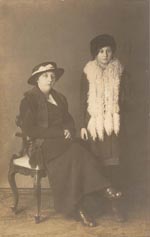 Frauen mit Pelzstola Frauen mit Pelzstola