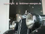 Nahaufnahme der Scheinwerfer eines alten Autos Nahaufnahme der Scheinwerfer eines alten Autos