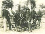 Foto aus dem 1. Weltkrieg mit sechs Soldaten vor einem geladenen Minenwerfer. Foto aus dem 1. Weltkrieg mit sechs Soldaten vor einem geladenen Minenwerfer.