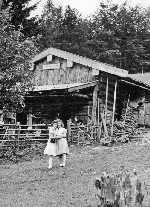 Schwestern vor Alm Huette Schwestern vor Alm Huette