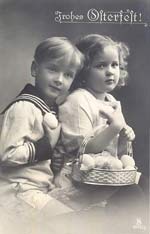 Frohes Osterfest mit Foto von 2 Kinder mit Eier Frohes Osterfest mit Foto von 2 Kinder mit Eier